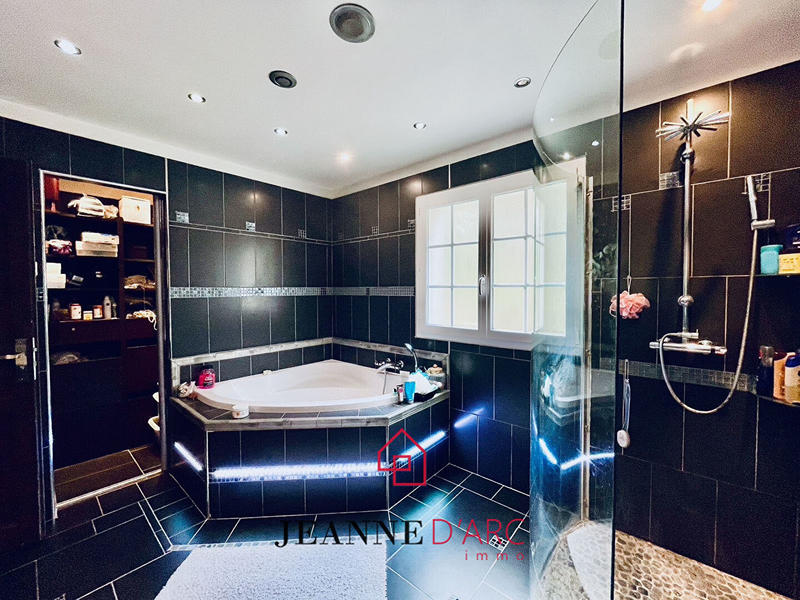 Maison - 165 m² - 9 pièces