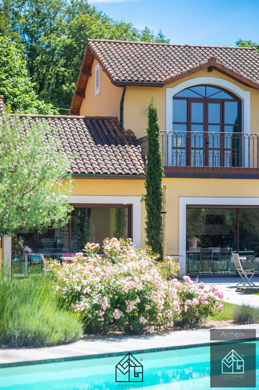 Maison - 393 m² - 13 pièces