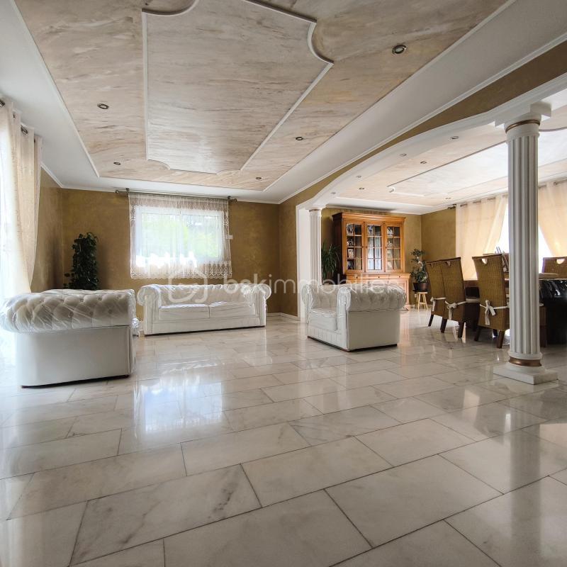 Maison - 213 m² - 7 pièces