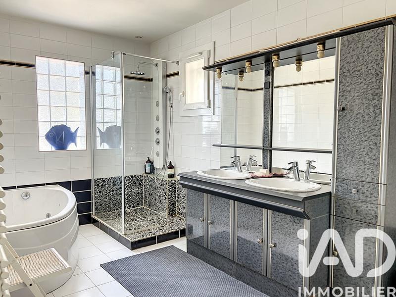 Maison - 220 m² - 7 pièces