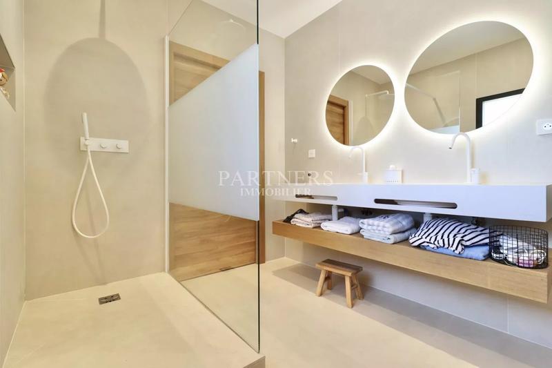 Maison - 240 m² - 6 pièces