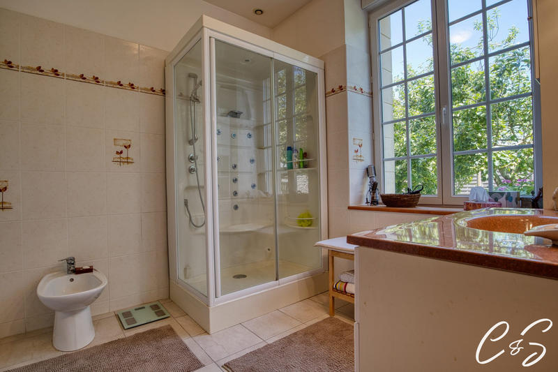 Maison - 219 m² - 8 pièces