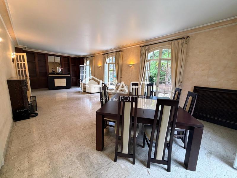 Maison - 232 m² - 8 pièces