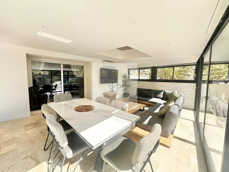 Maison - 161 m² - 9 pièces