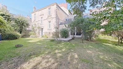 Maison - 284 m² - 9 pièces