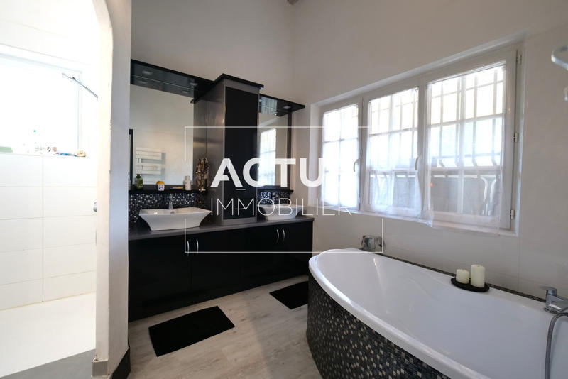 Maison - 213 m² - 7 pièces