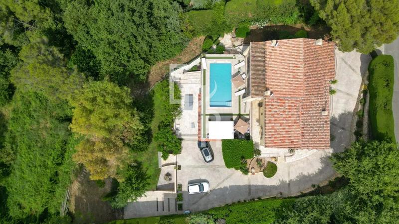 Villa - 255 m² - 8 pièces