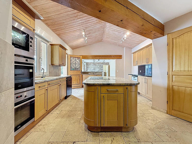 Maison - 261 m² - 11 pièces