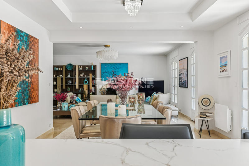 Maison - 240 m² - 8 pièces