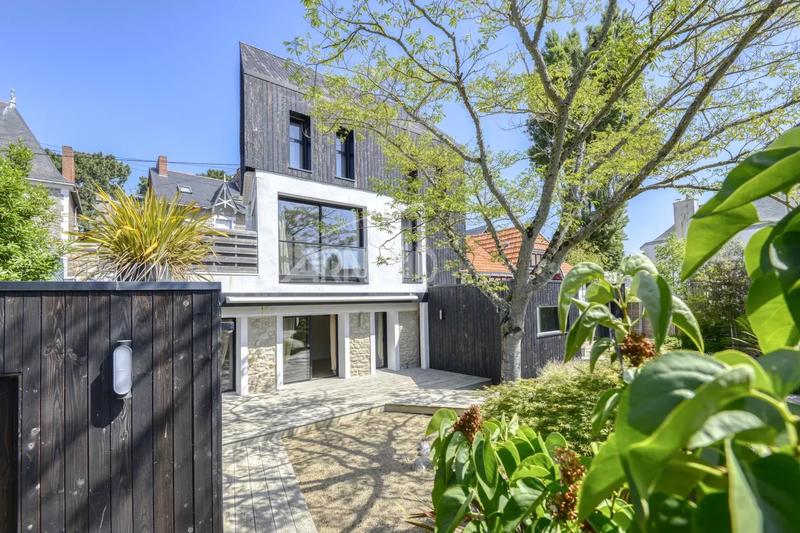 Maison - 200 m² - 8 pièces