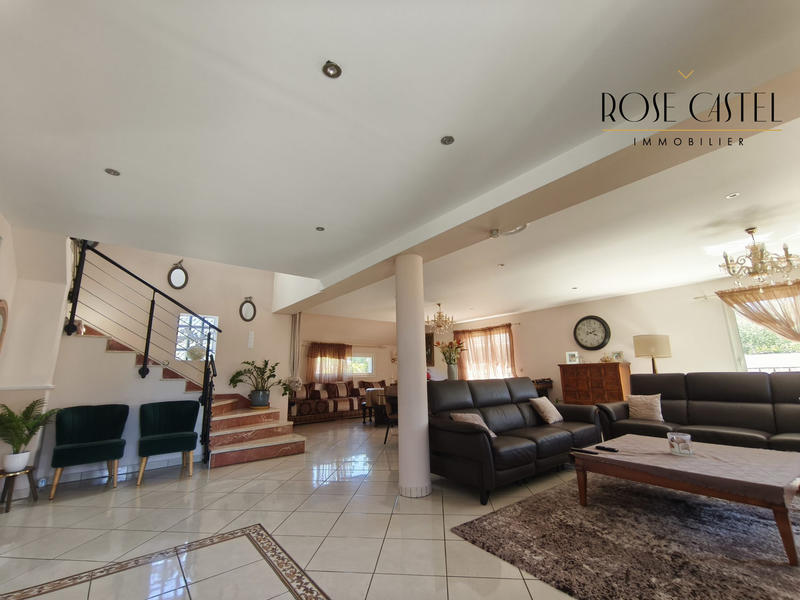 Maison - 221 m² - 6 pièces