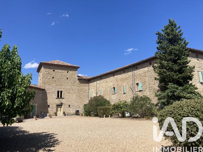 Maison - 896 m² - 27 pièces