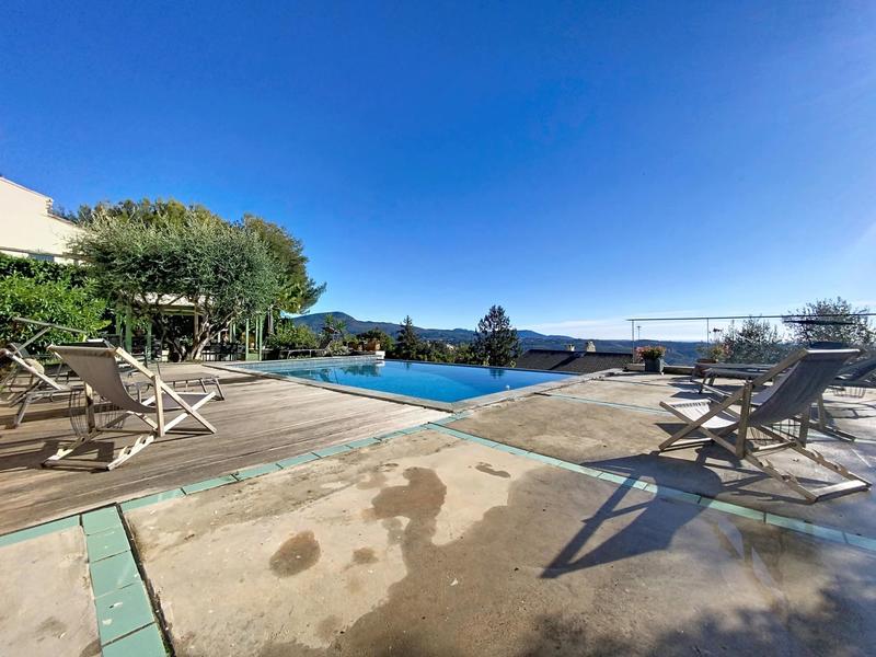 Maison - 214 m² - 6 pièces