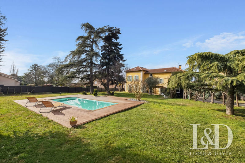 Maison - 280 m² - 9 pièces