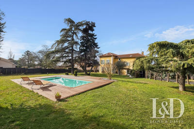 Maison - 280 m² - 9 pièces