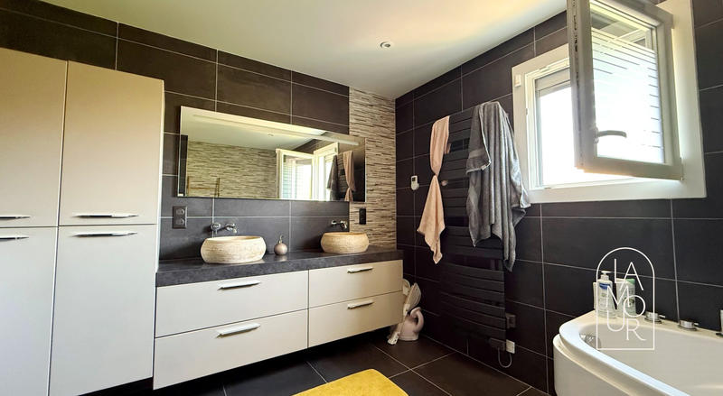 Maison traditionnelle - 193 m² - 9 pièces