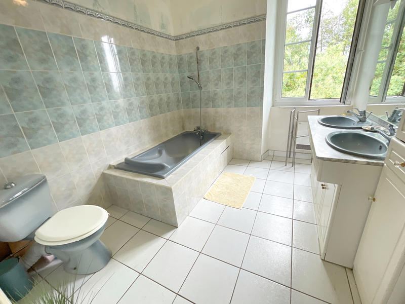 Maison - 260 m² - 8 pièces