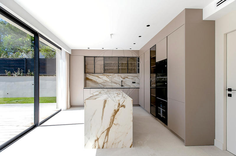 Maison - 280 m² - 8 pièces