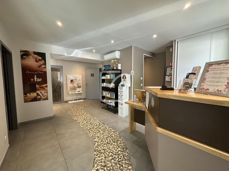 Local commercial - 244 m² - 14 pièces