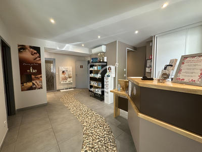 Local commercial - 244 m² - 14 pièces