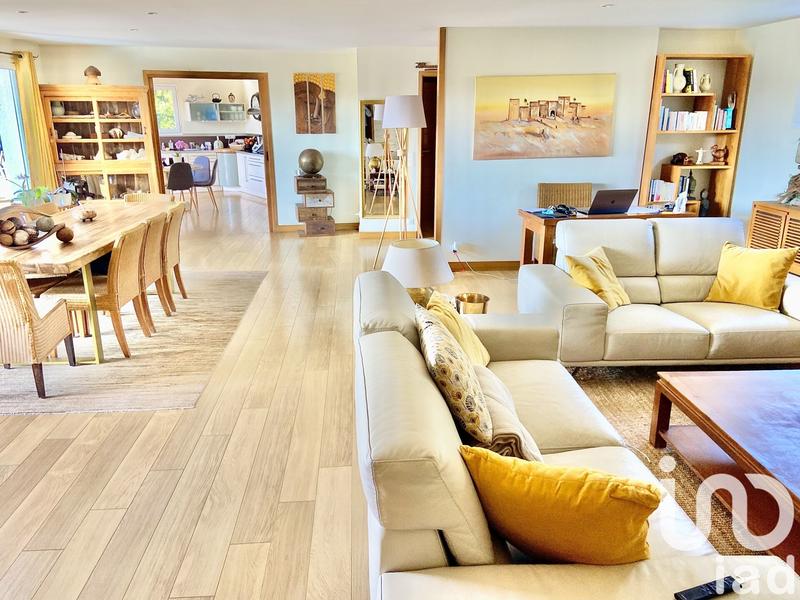 Maison - 256 m² - 7 pièces