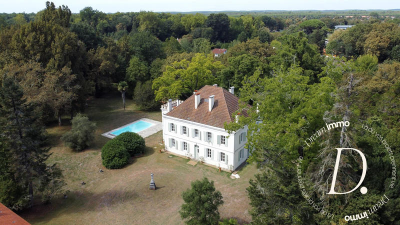 Maison - 408 m² - 12 pièces