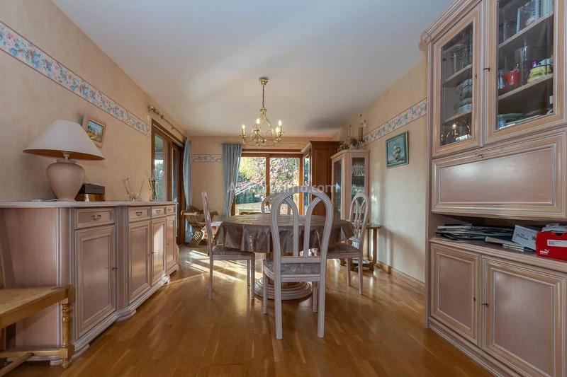 Maison - 225 m² - 9 pièces