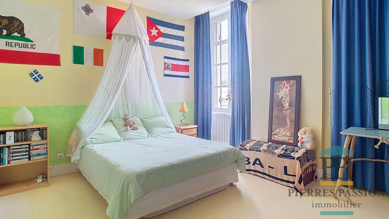 Maison - 275 m² - 9 pièces