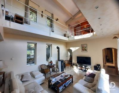 Maison - 235 m² - 4 pièces