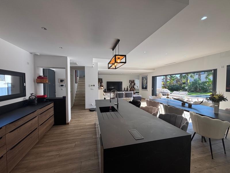 Maison - 200 m² - 6 pièces