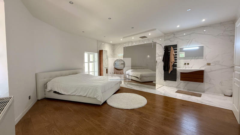 Maison - 219 m² - 6 pièces