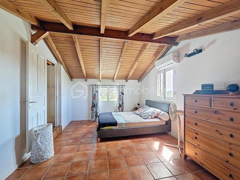 Propriété - 211 m² - 9 pièces