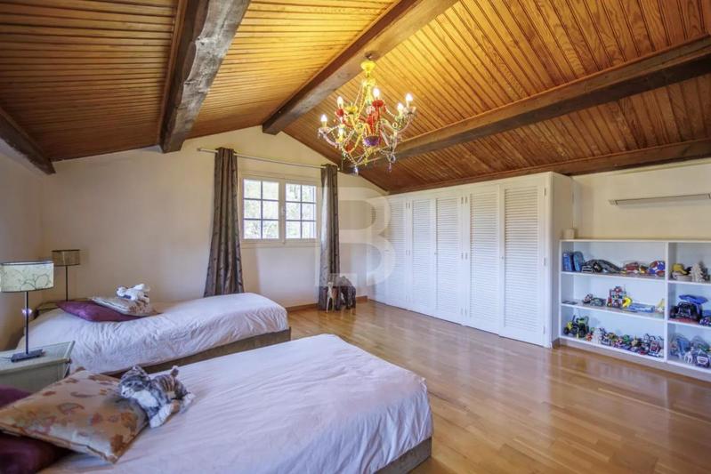 Propriété - 400 m² - 9 pièces