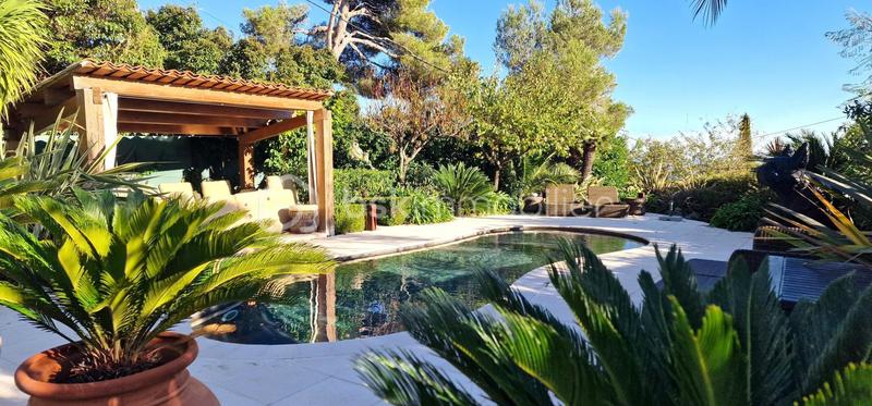 Maison traditionnelle - 241 m² - 6 pièces