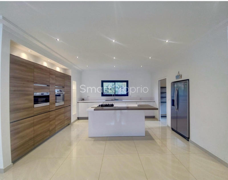 Propriété - 250 m² - 6 pièces