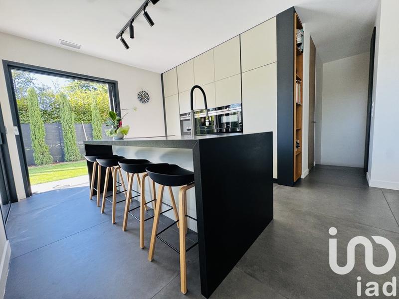 Maison - 240 m² - 8 pièces