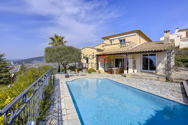 Villa - 220 m² - 6 pièces