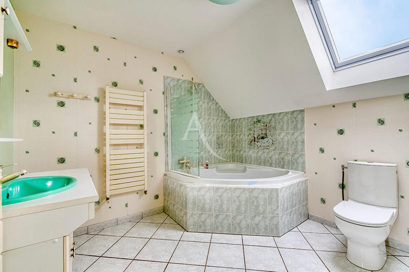 Maison - 210 m² - 6 pièces