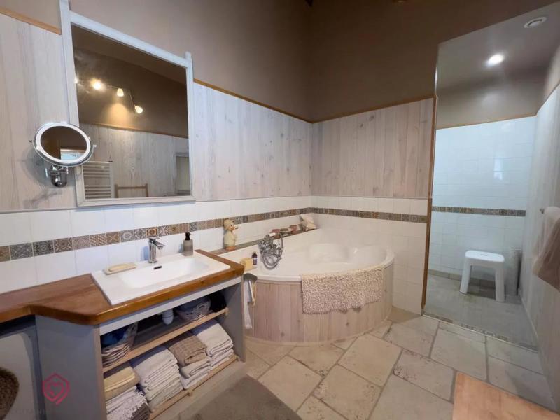 Propriété - 345 m² - 9 pièces