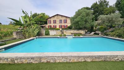 Maison - 332 m² - 6 pièces