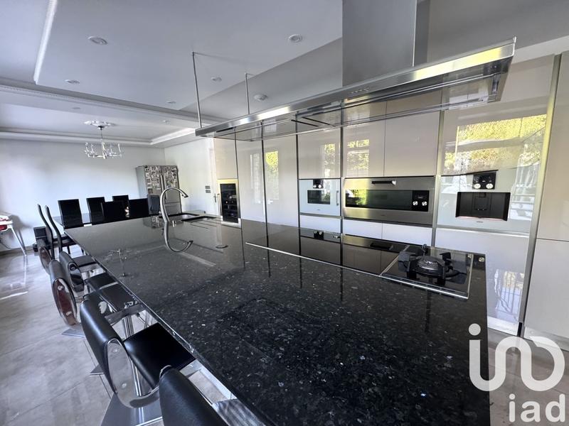 Maison - 327 m² - 11 pièces