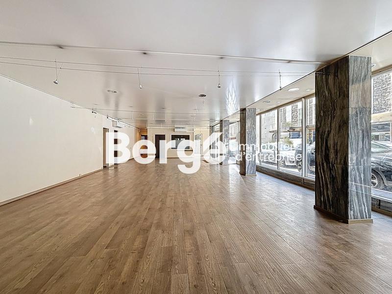 Local commercial - 215 m²