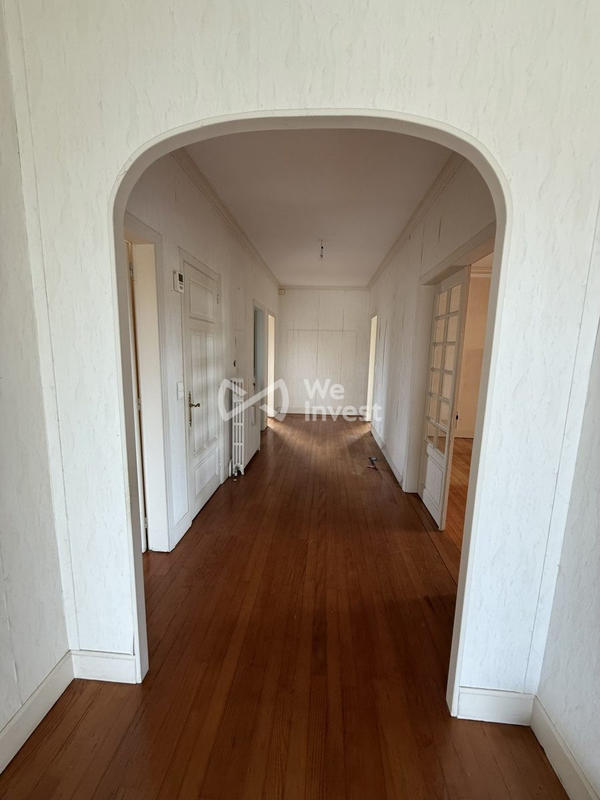 Maison traditionnelle - 241 m² - 9 pièces