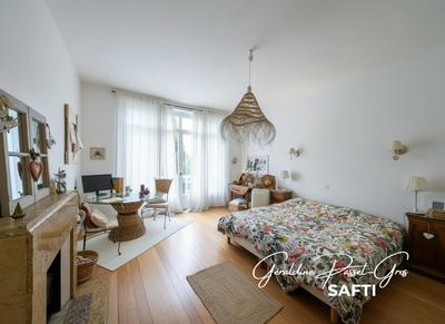 Maison - 220 m² - 8 pièces