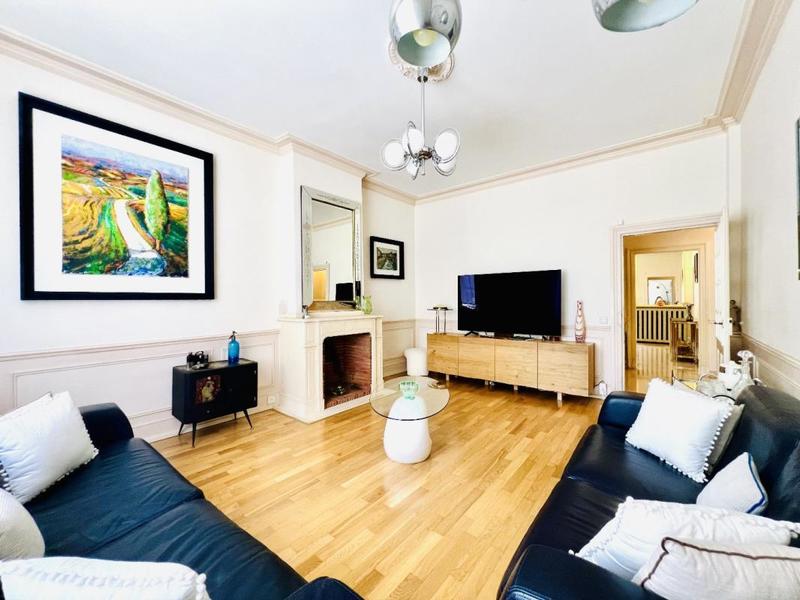 Maison - 305 m² - 8 pièces