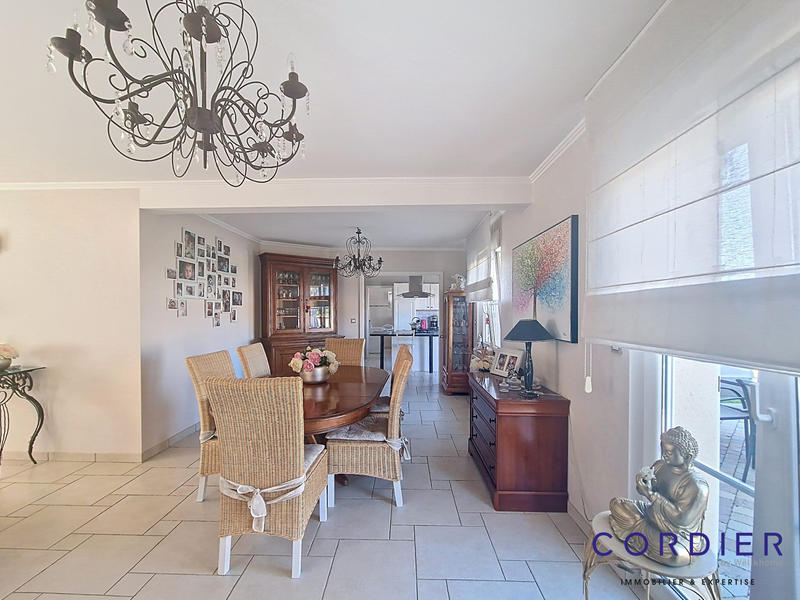 Maison - 181 m² - 8 pièces