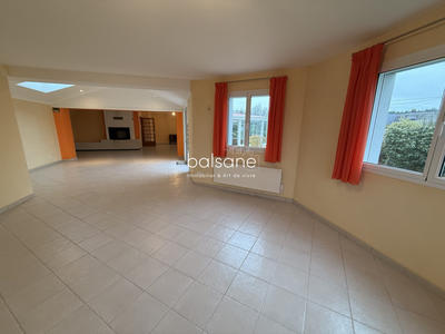 Maison - 250 m² - 8 pièces