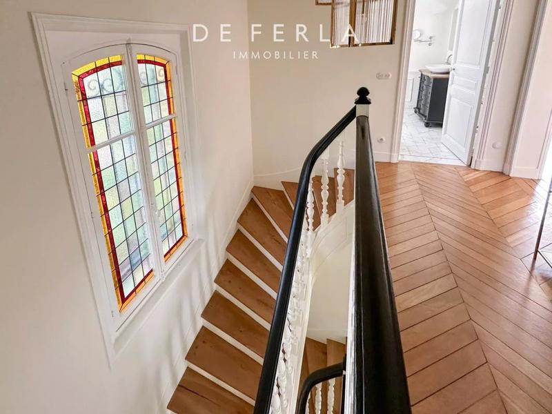 Maison - 276 m² - 8 pièces