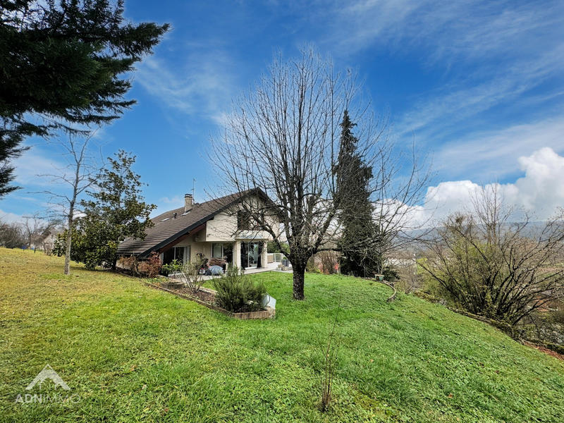 Maison - 245 m² - 9 pièces