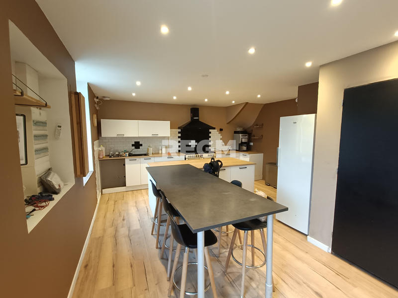 Maison - 187 m² - 12 pièces